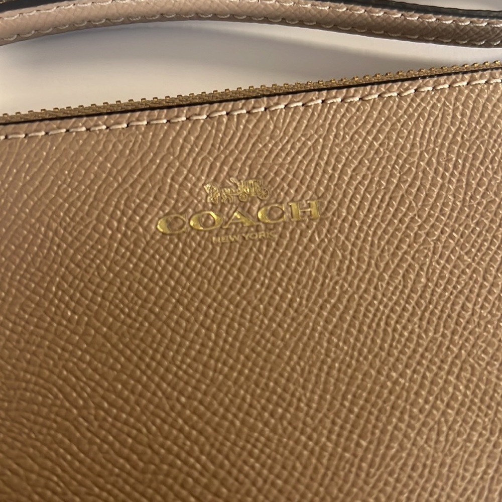✨Coach Wallet Beige!✨ - Picture 2 of 3